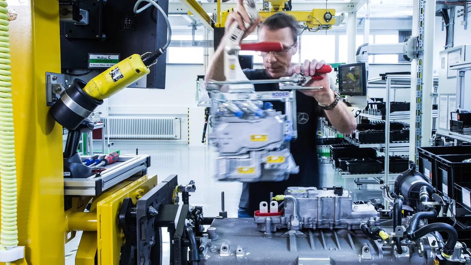 Montagelinie für die Antriebseinheit des Mercedes-Benz GLC F-CELL in Kirchheim-Nabern. Weitere Komponenten werden montiert, hier der DC/DC Konverter. Insgesamt sind ca. 250 Bauteile für den Zusammenbau notwendig. // Assembly line for the drive unit of the Mercedes-Benz GLC F-CELL in Kirchheim-Nabern. Further components are mounted, as here the DC-DC converter. All in all, some 250 components are necessary for the overall assembly.